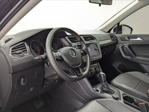 Used 2021 Volkswagen Tiguan SE w/ Panoramic Sunroof Package image 23