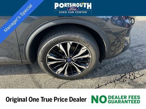 Certified 2022 Ford Escape SE w/ SE Sport Appearance Package image 29