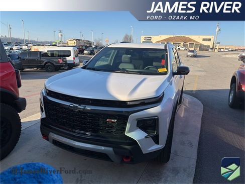 Used 2025 Chevrolet Traverse Z71 w/ Driver Confidence Package image 1