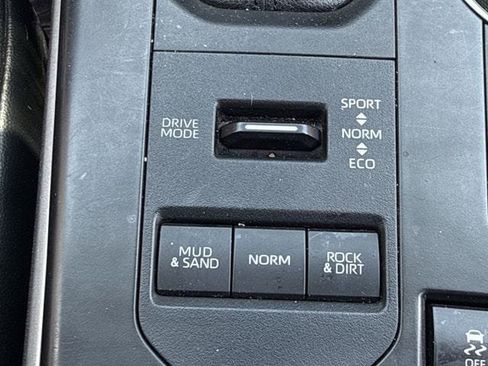 Used 2021 Toyota Highlander XLE AWD/4WD image 20