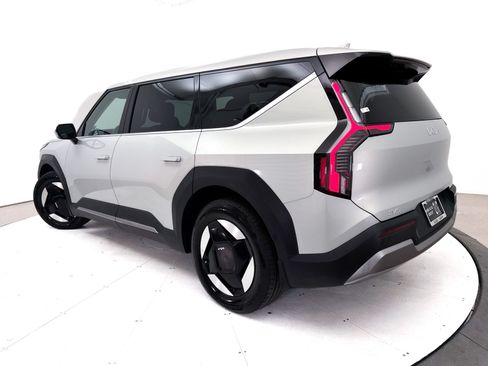 Certified 2024 Kia EV9 Light Long Range RWD image 2