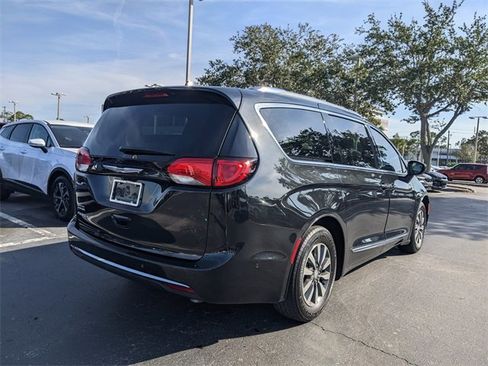 Used 2020 Chrysler Pacifica Touring-L Plus image 4