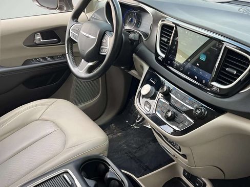 Used 2021 Chrysler Pacifica Touring-L FWD image 31