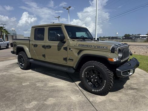 Used 2025 Jeep Gladiator Sport AWD/4WD image 3