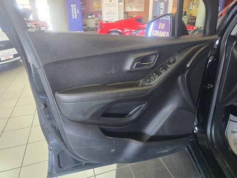 Used 2021 Chevrolet Trax LT w/ Midnight Edition image 7