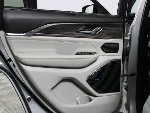 Used 2022 Jeep Grand Cherokee Overland w/ Luxury Tech Group IV image 39