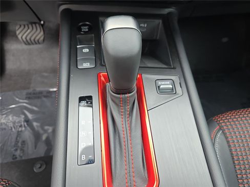 Used 2025 Nissan Kicks SR image 18