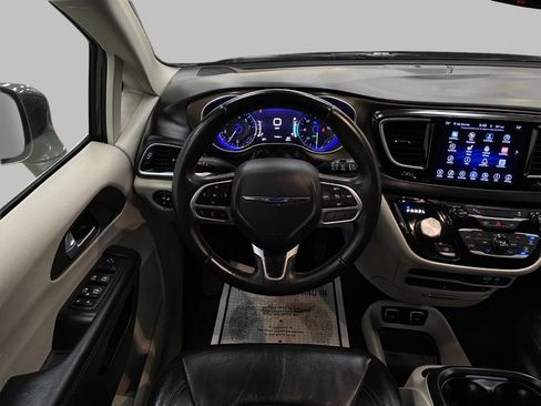 Used 2017 Chrysler Pacifica Touring-L Plus w/ Tire & Wheel Group image 14