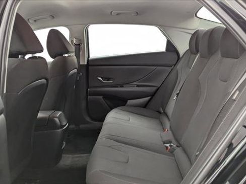 Used 2025 Hyundai Elantra SE image 17