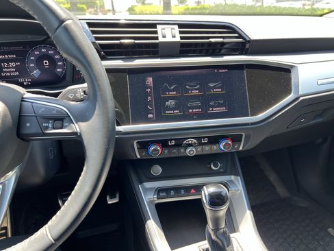 Used 2020 Audi Q3 2.0T Premium w/ Convenience Package AWD/4WD image 31