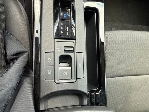 Used 2025 Toyota Prius LE FWD image 19
