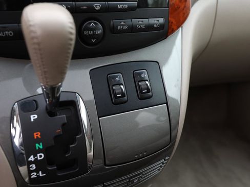 Used 2010 Toyota Sienna XLE FWD image 22
