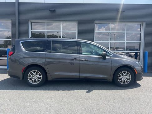 Used 2023 Chrysler Voyager LX image 4