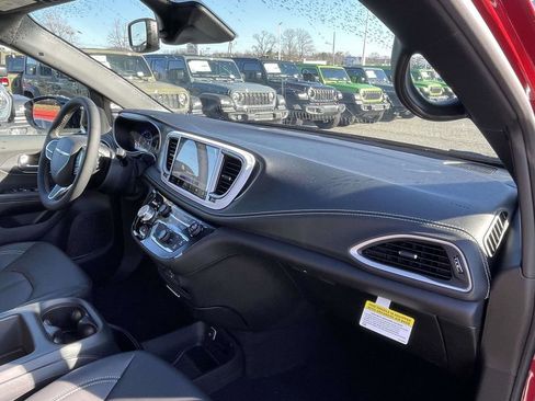 New 2026 Chrysler Pacifica Select image 13