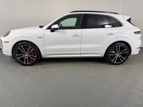 Certified 2025 Porsche Cayenne Turbo image 2