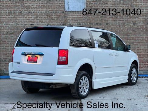 Used 2008 Chrysler Town & Country Touring image 7