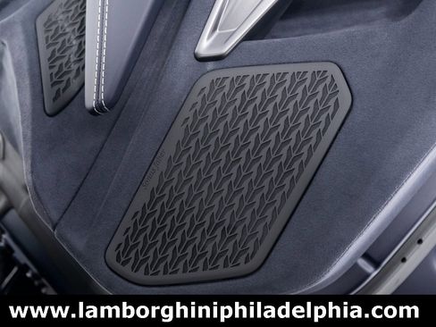 Used 2025 Lamborghini Revuelto image 38