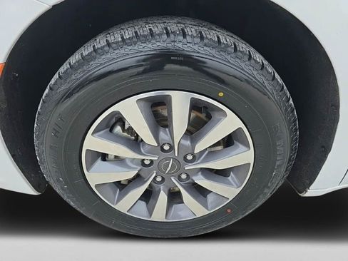 Used 2024 Chrysler Pacifica Select image 8