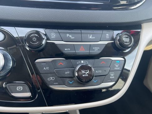 Used 2024 Chrysler Pacifica Touring-L image 52