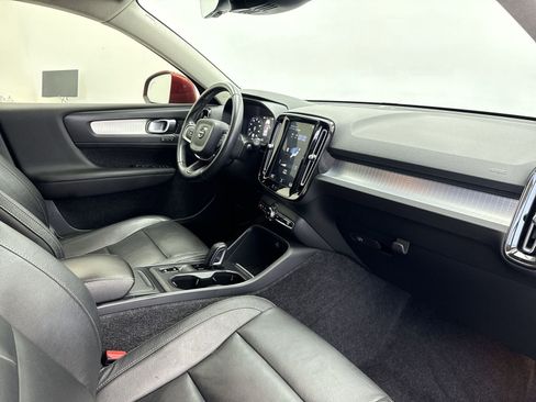 Used 2019 Volvo XC40 T5 Momentum image 33