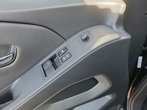 Used 2025 Nissan Frontier SV image 8