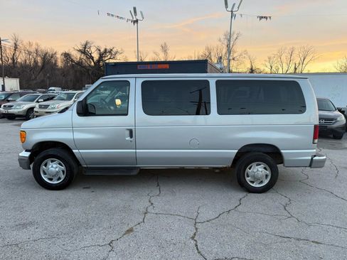 Used 2005 Ford E-350 and Econoline 350 XL image 2