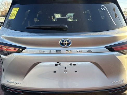 Used 2025 Toyota Sienna Platinum image 10