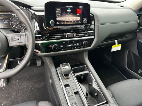 New 2025 Nissan Pathfinder SV w/ SV Premium Package image 31