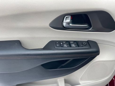 Used 2020 Chrysler Pacifica Touring w/ Cold Weather Group image 10