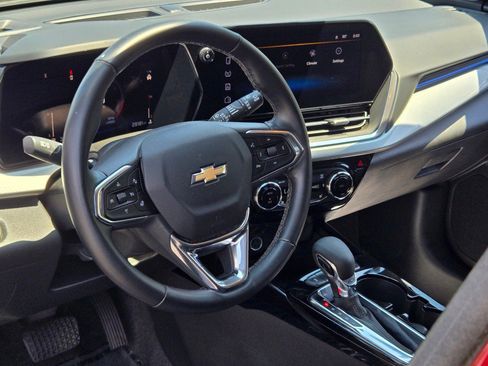 Certified 2025 Chevrolet Trax LT w/ LT Convenience Package FWD image 23