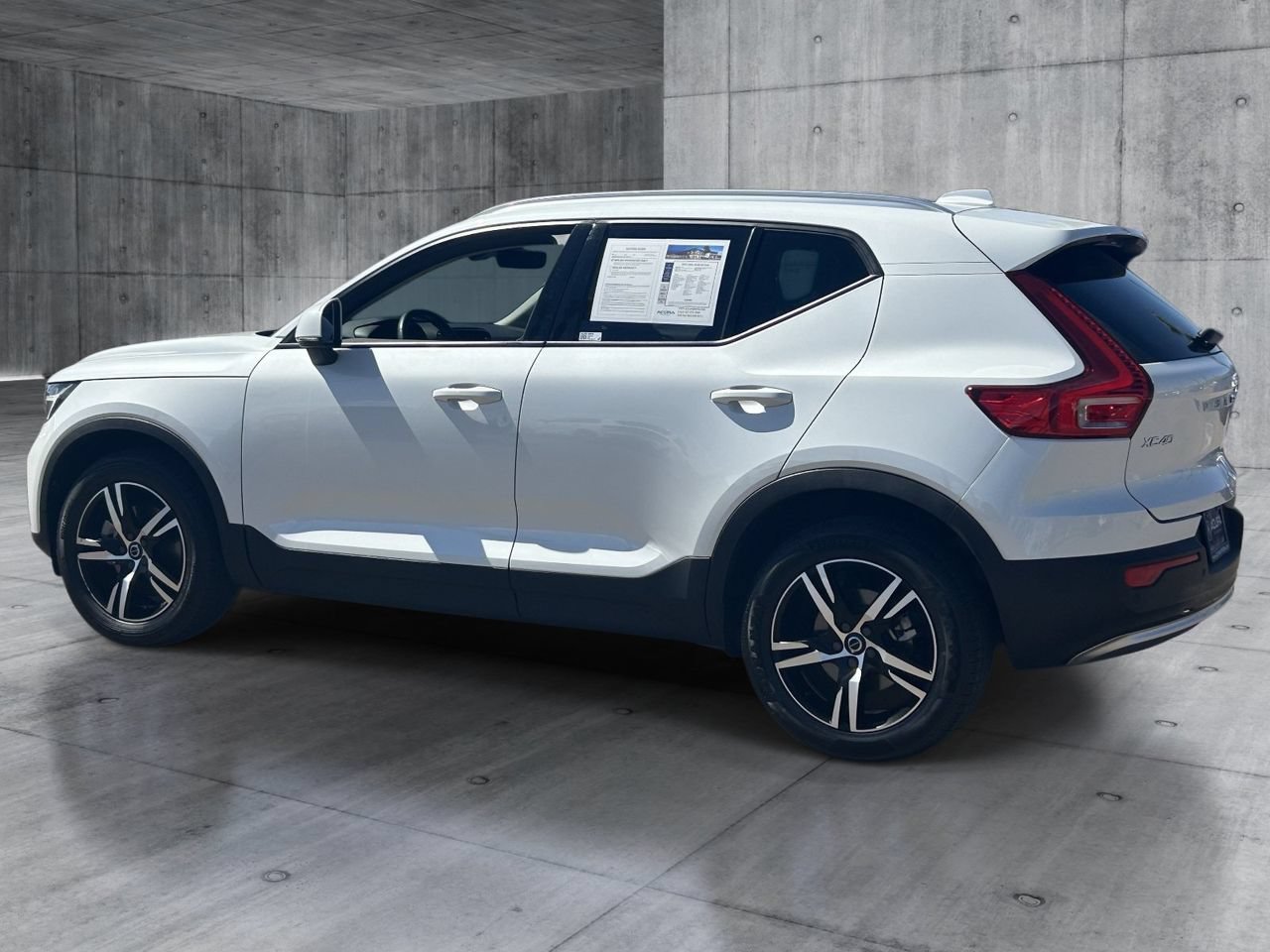 Used 2023 Volvo XC40 B4 Core FWD image 3