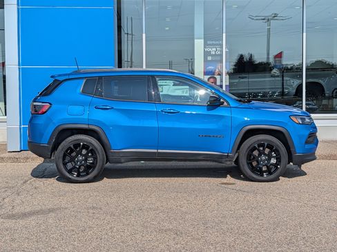 Used 2025 Jeep Compass Latitude w/ Convenience Group AWD/4WD image 2