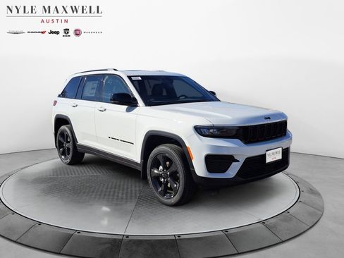 New 2025 Jeep Grand Cherokee 4WD image 2