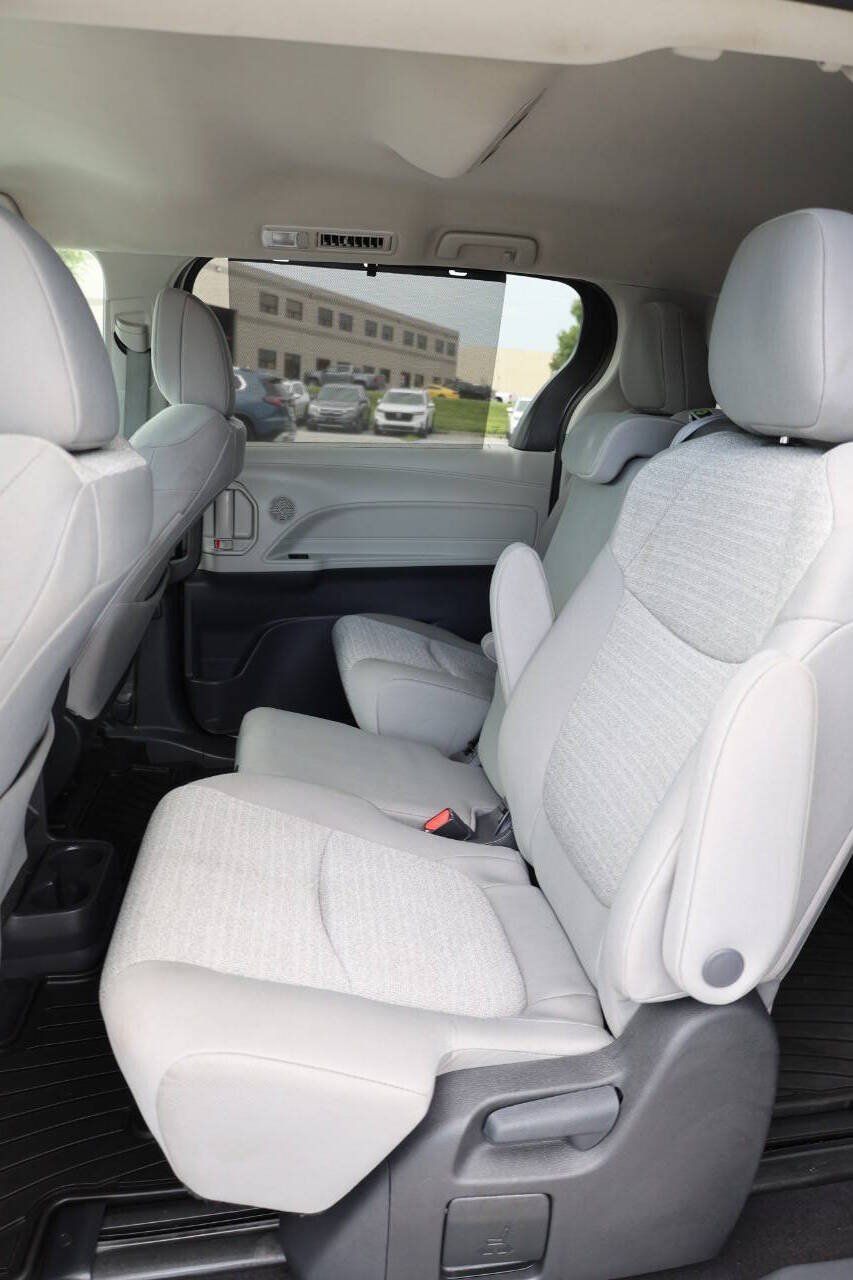 Used 2022 Toyota Sienna LE FWD image 18