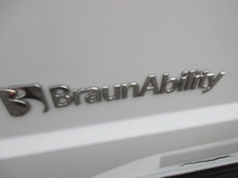 Used 2019 Dodge Grand Caravan SE FWD image 2