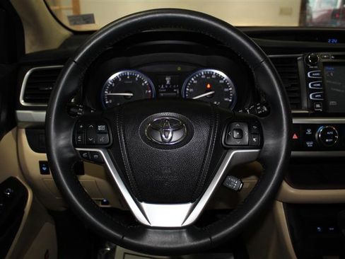 Used 2015 Toyota Highlander Limited AWD/4WD image 16