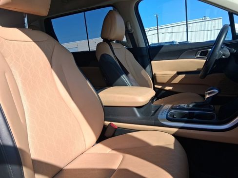 Used 2024 Kia Carnival LX image 11