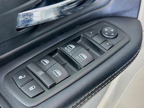 Used 2014 Chrysler Town & Country Touring image 18