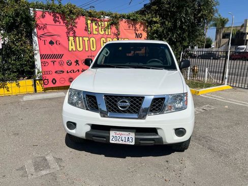 Used 2019 Nissan Frontier SV image 2