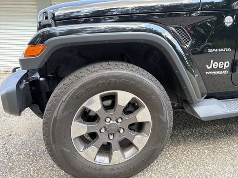 Used 2018 Jeep Wrangler Unlimited Sahara w/ Dual Top Group AWD/4WD image 3