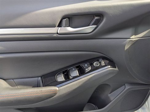 Used 2025 Nissan Altima 2.5 SR image 14