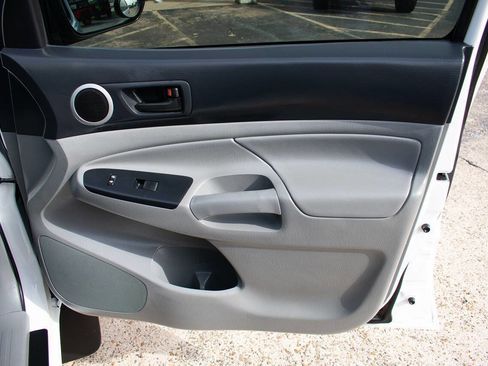 Used 2013 Toyota Tacoma PreRunner image 38