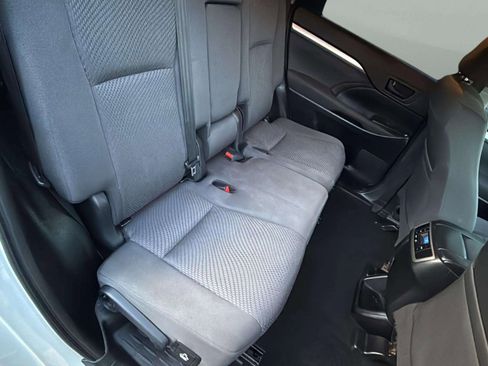 Used 2019 Toyota Highlander LE image 23