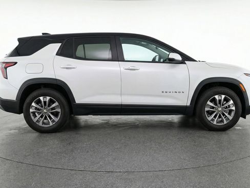 Used 2025 Chevrolet Equinox LT FWD image 11