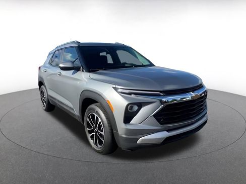 Used 2025 Chevrolet TrailBlazer LT image 3