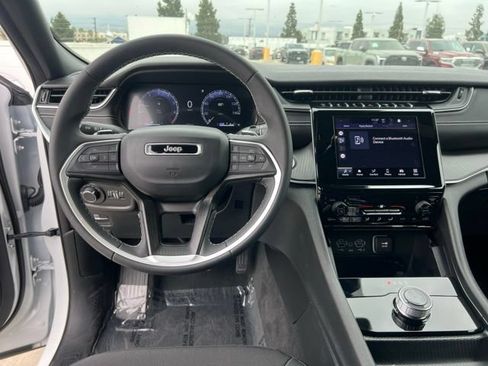 Used 2024 Jeep Grand Cherokee Laredo X RWD image 12