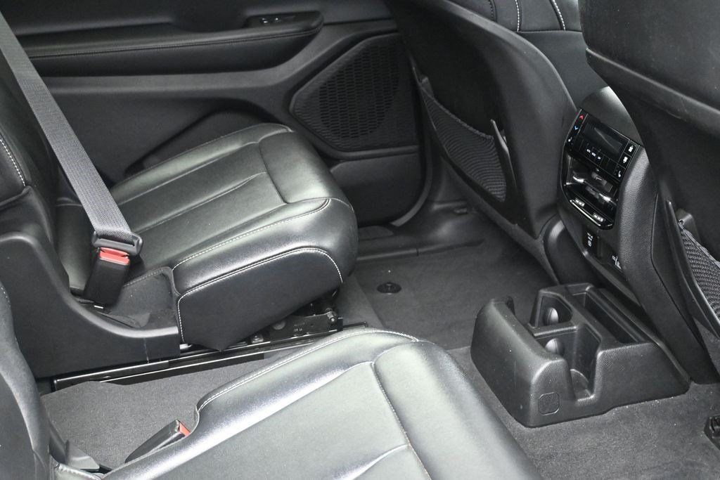 Used 2023 Jeep Grand Cherokee L Limited RWD image 16