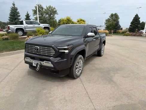 Used 2024 Toyota Tacoma Limited w/ Limited Package (LT) AWD/4WD image 10