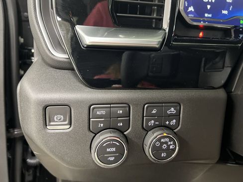 Used 2023 Chevrolet Silverado 1500 LTZ w/ LTZ Convenience Package II AWD/4WD image 18