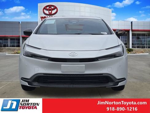 Used 2025 Toyota Prius LE FWD image 2